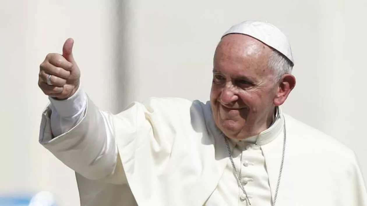 Papa Francisc a oficiat în avion căsătoria unui cuplu de însoţitori de zbor (FOTO)