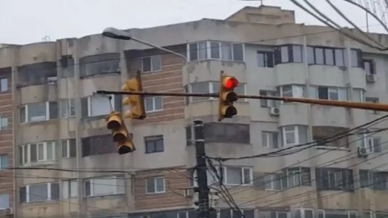 Pericol în Constanța: Un semafor, pe punctul de a se prăbuși într-o intersecție (VIDEO)