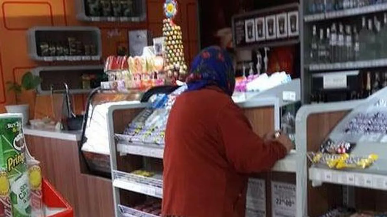 IMAGINEA ZILEI: O bătrână S-A DESCĂLȚAT la intrarea magazinului unei benzinării. Motivul te va emoționa (FOTO)