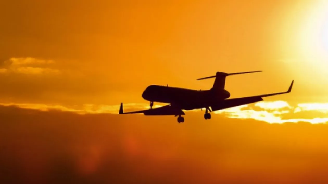 CURAJ NEBUNESC: Un avion aterizează la Düsseldorf printre rafale de vânt de 100km/h (VIDEO)