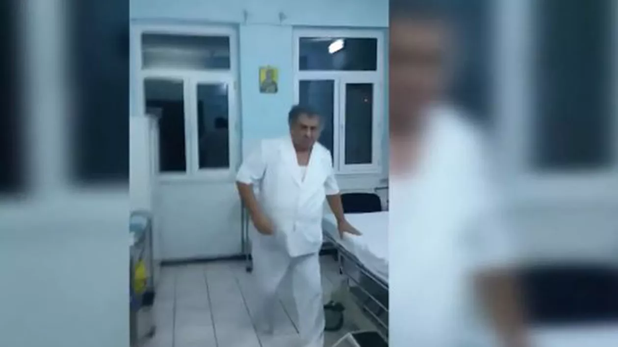 Imagini ȘOCANTE dintr-un spital românesc: Un medic îl lovește și îl insultă pe însoțitorul unei paciente (VIDEO)