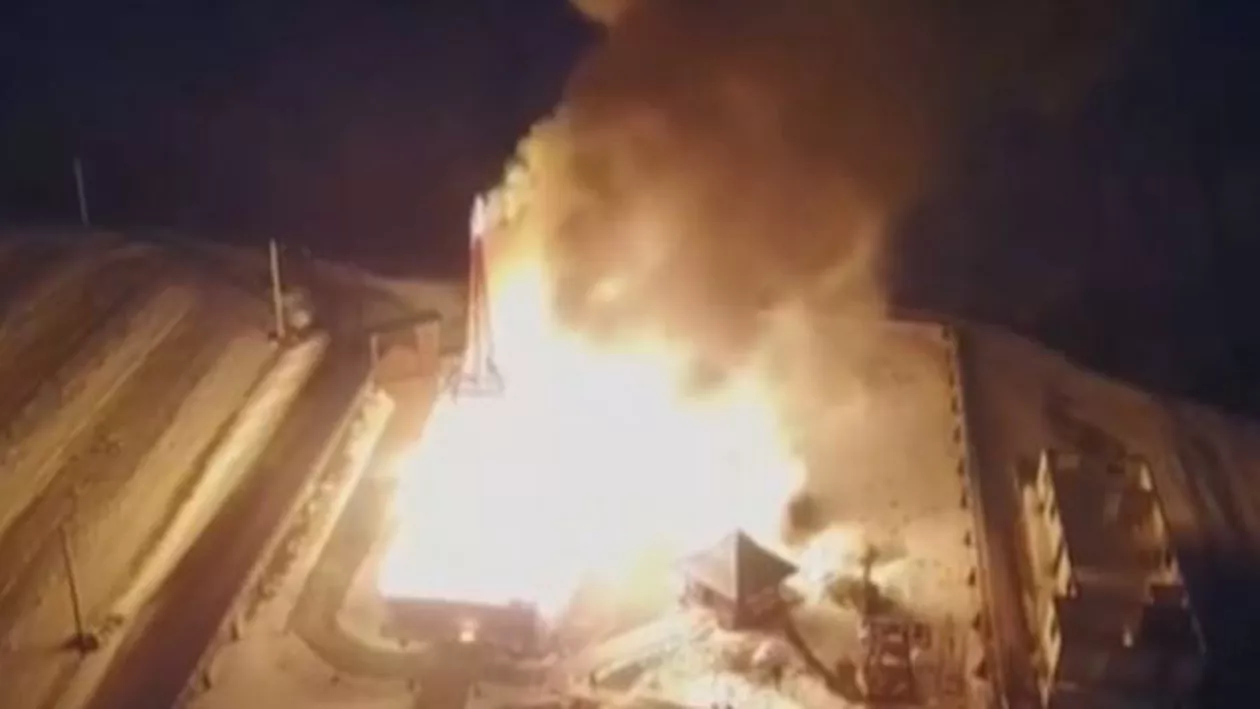 Imagini apocaliptice: Incendiu de proporții la o biserică din lemn (VIDEO)