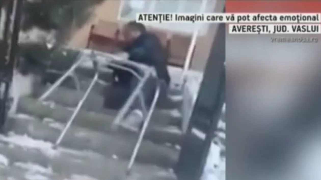 UMILIT de autorități! Un bărbat cu dificultăți locomotorii a fost nevoit să se târască până la ușa medicului (VIDEO)