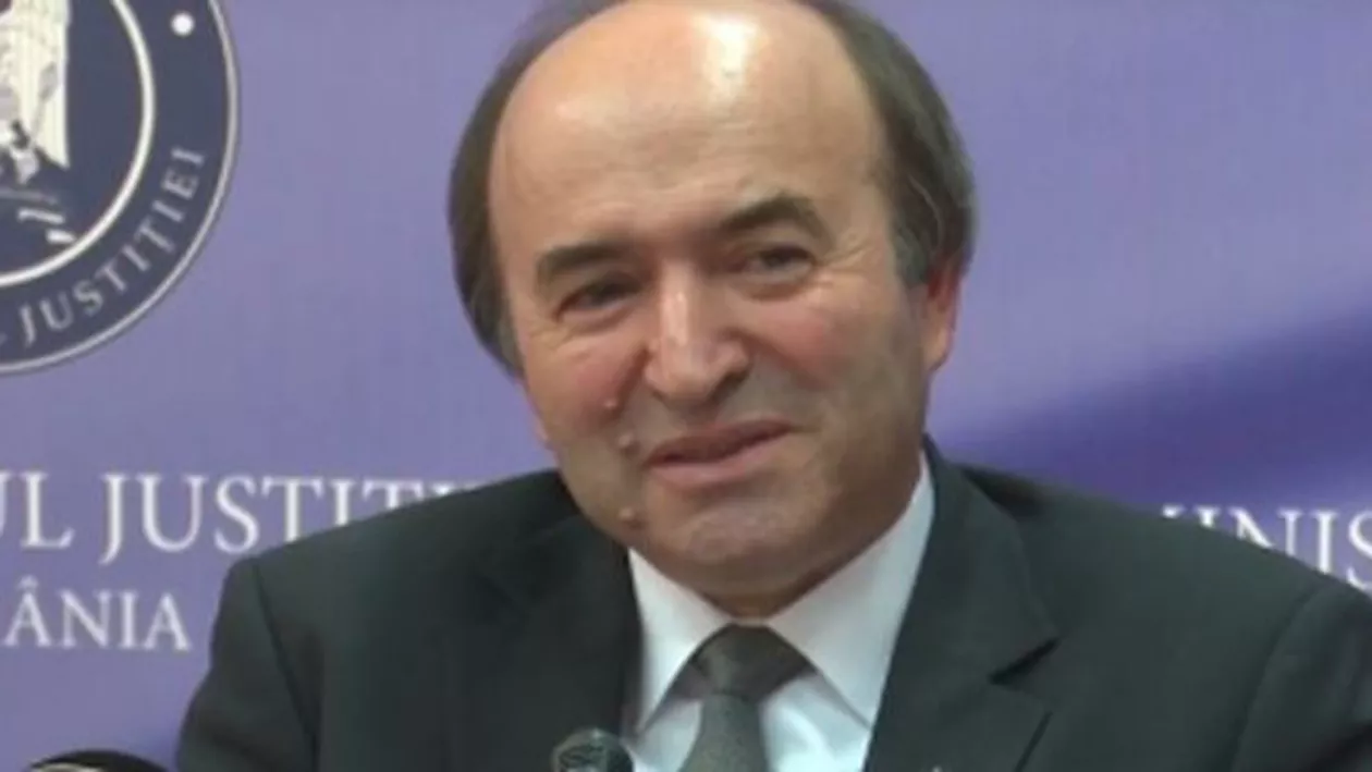 Țara arde și... Ce posta Tudorel Toader pe Internet, când 60.000 de oameni protestau numai în București (FOTO)