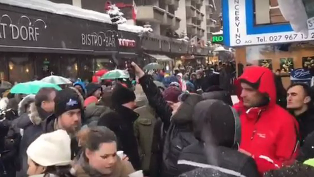 Risc de AVALANȘĂ într-o stațiune montană. Turiștii au fost preluați cu elicopterul! (VIDEO)