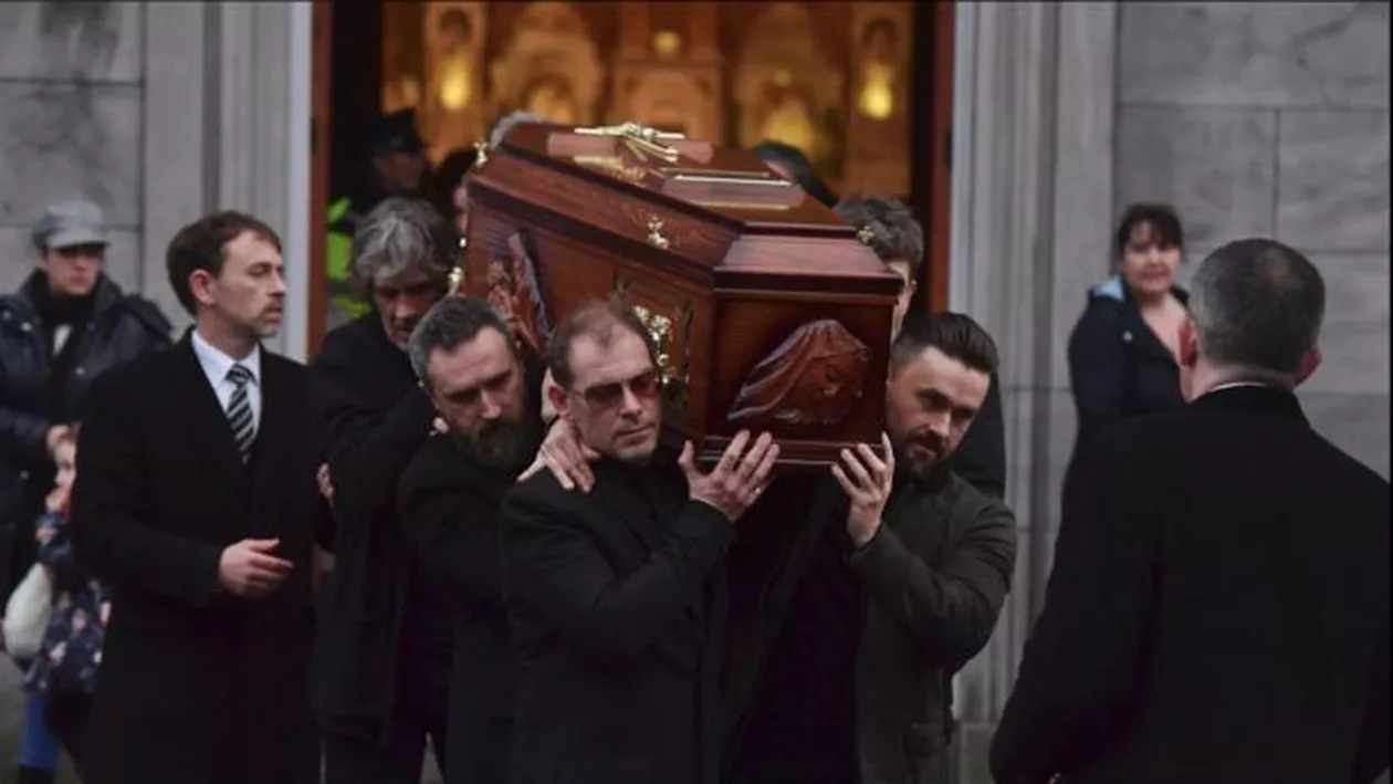 Mii de persoane au adus un ULTIM omagiu cântăreţei Dolores O'Riordan (VIDEO și FOTO)