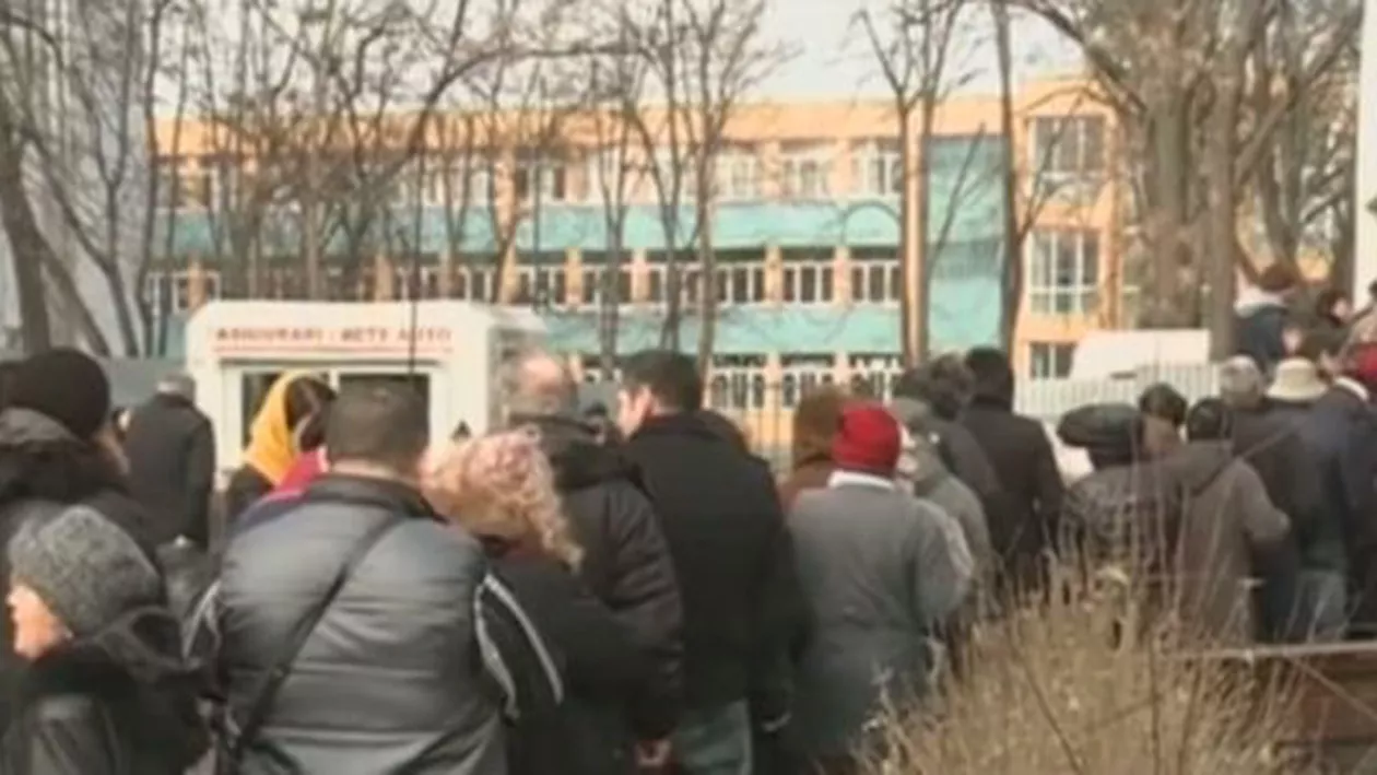 Uite declarația, nu e declarația. O nouă zi de haos la ANAF: Românii s-au așezat din nou la cozi și spun că nu înțeleg nimic din ping pong-ul cu formularul 600 (VIDEO)