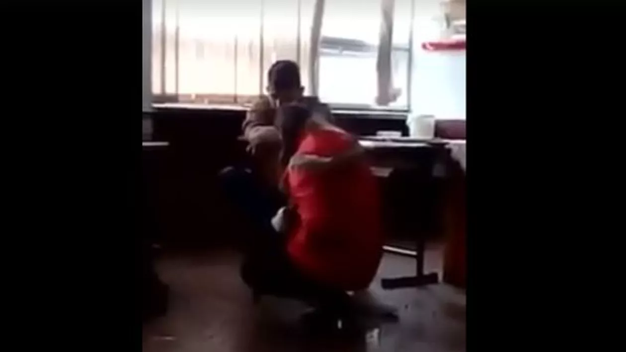 O elevă a fost umilită în clasă de un coleg (VIDEO)