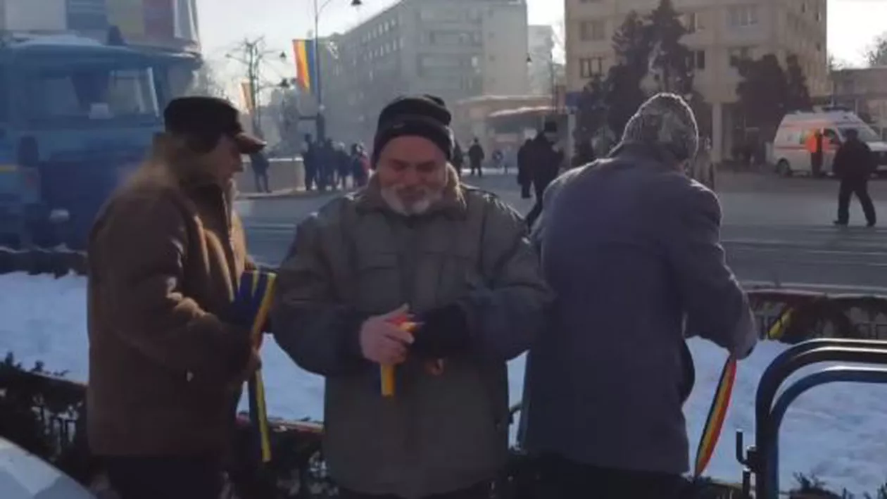 HALUCINANT! Trei bărbați, filmați la Iași în timp ce FURAU decorațiunile tricolore în timpul sărbătoririi Micii Uniri (VIDEO)