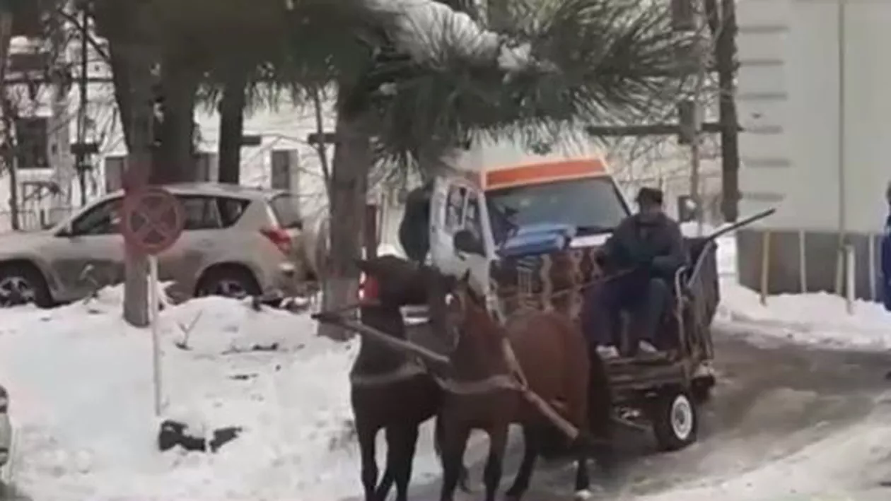 HALUCINANT! Ambulanță ÎNZĂPEZITĂ, scoasă din nămeți cu o CĂRUȚĂ (VIDEO)
