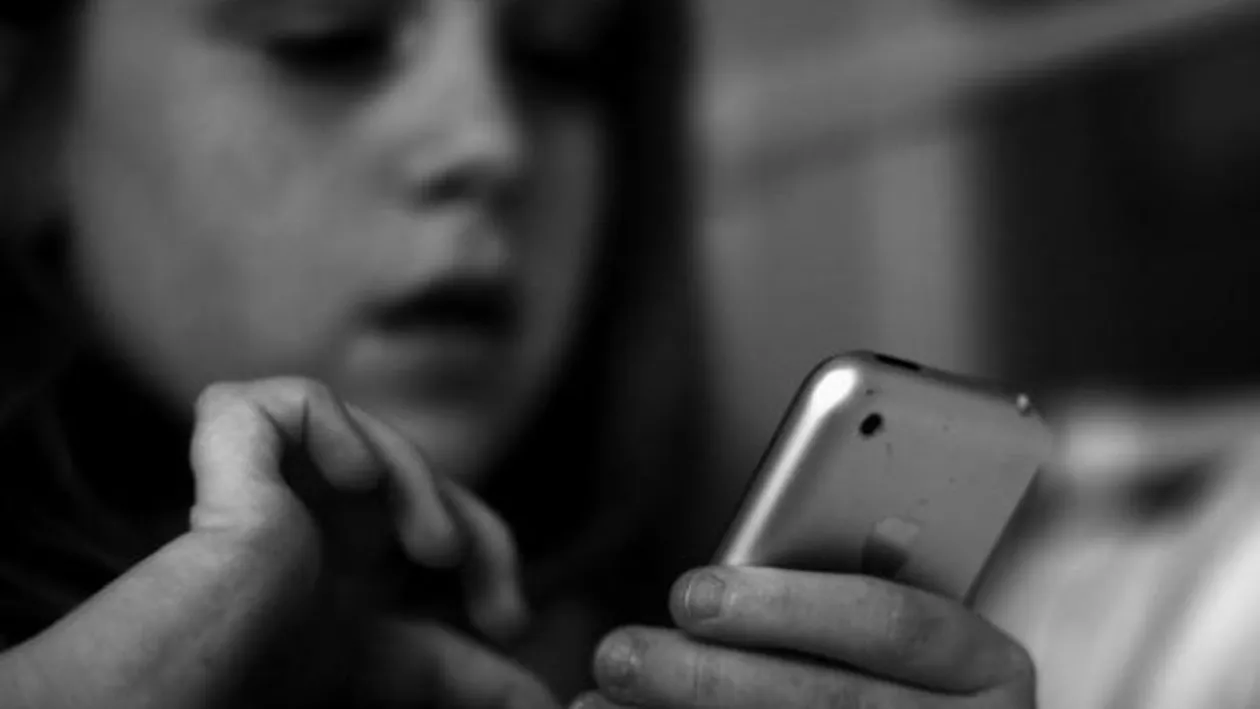 STUDIU: Adolescenții DEPENDENȚI de telefon, mai TRIȘTI decât cei care fac sport. Riscul de SINUCIDERE crește cu 71%