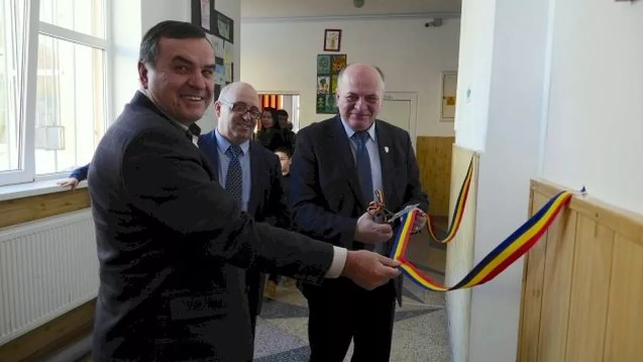 Viața bate filmul! WC-uri inaugurate de politicienii locali, "cu fanfară", la Piatra Neamț (FOTO)