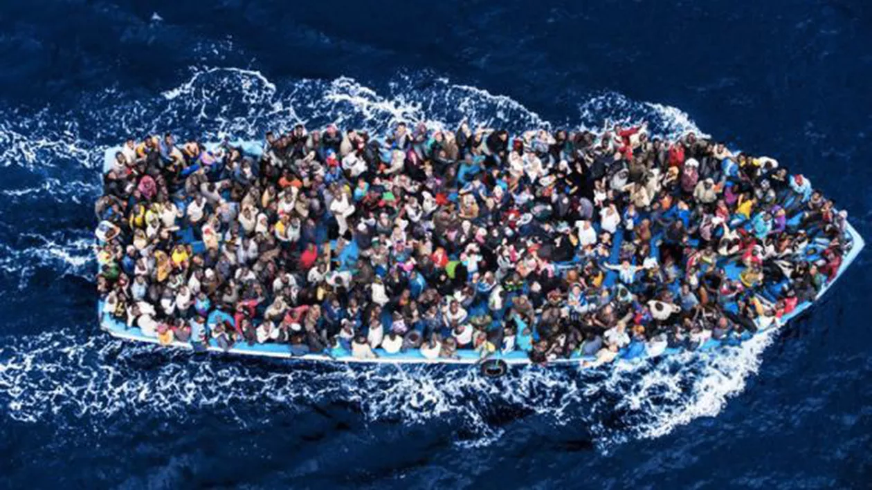 INCREDIBIL! Sute de migranți, salvați de Garda de coastă italiana din Marea Mediterană