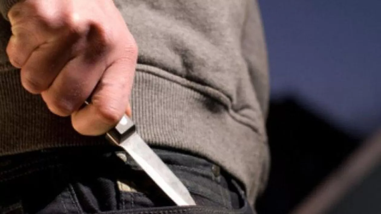 ȘOCANT:  Un polițist din Iași, ÎNJUNGHIAT chiar în FAȚA spitalului