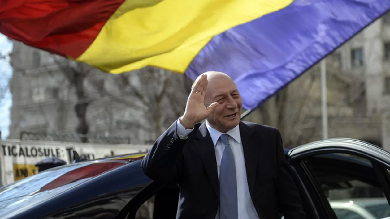 Băsescu, baie de mulțime în Republica Moldova: Fostul președinte, întâmpinat cu entuziasm și muzică patriotică la Nisporeni (VIDEO)