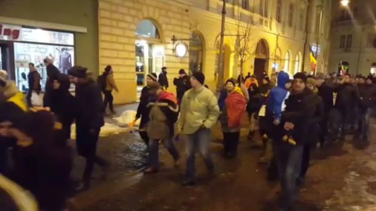 O nouă seară de proteste la Sibiu: Sute de persoane au participat la marșul din oraș (VIDEO)