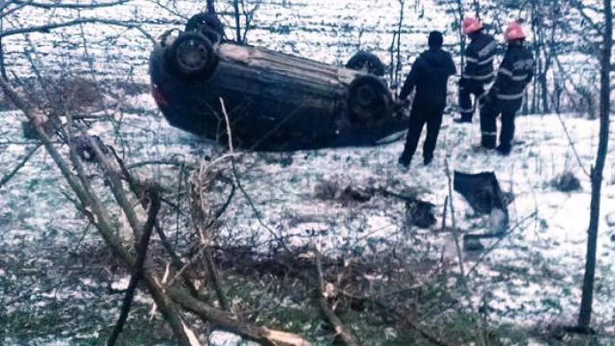 NENOROCIRE pe DN13: O mașină a derapat de pe un pod