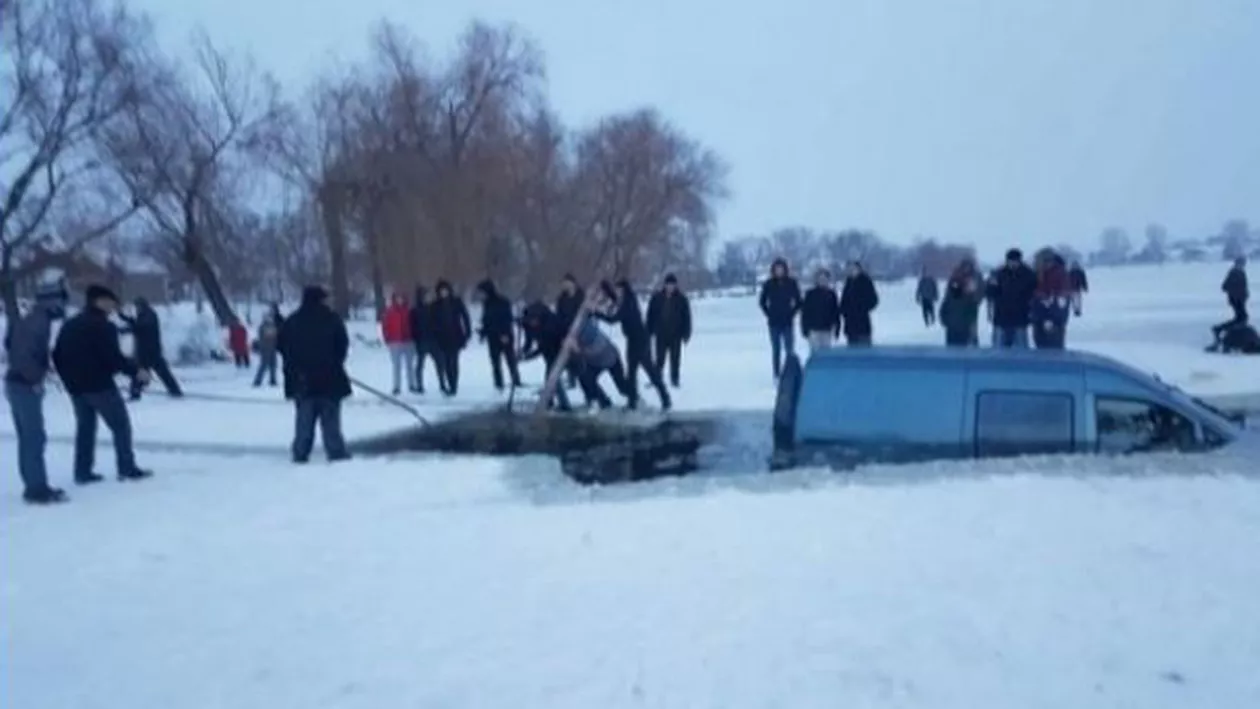 TERIBILISM! A făcut drift-uri pe lacul înghețat, dar a căzut cu mașina în apă