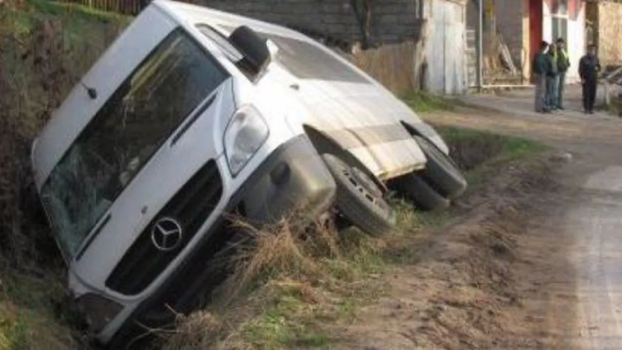 DRAMĂ pe Valea Oltului: Un microbuz cu 11 persoane s-a răsturnat