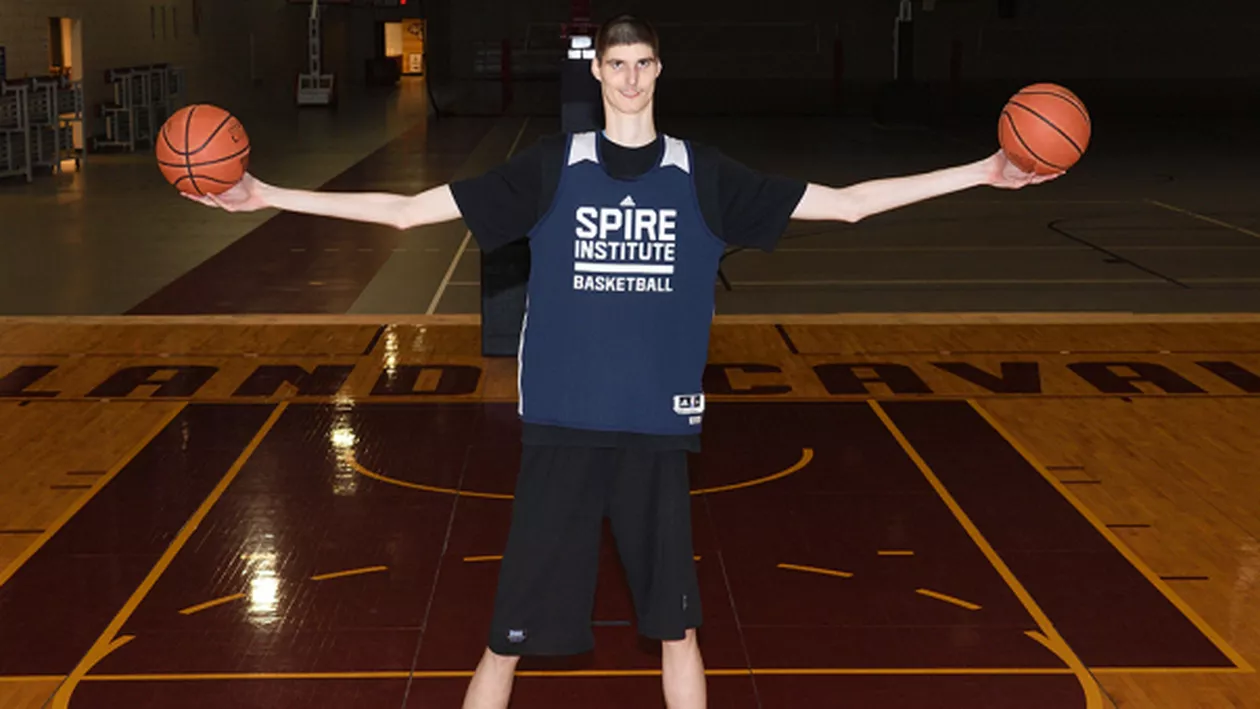 Îi calcă pe urmele lui GHIŢĂ MUREŞAN: "Are palmele de mărimea unui iPad!" (FOTO)