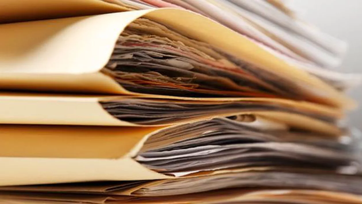 HALUCINANT! Sute de documente ULTRASECRETE, găsite în mobile vechi