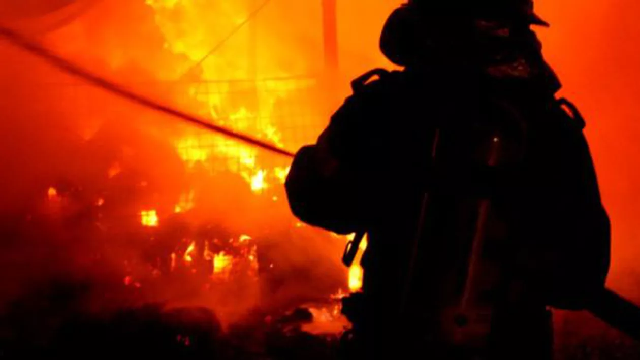 Incendiu DEVASTATOR! O locuinţă socială AFECTATĂ! Copiii au rămas pe drumuri...