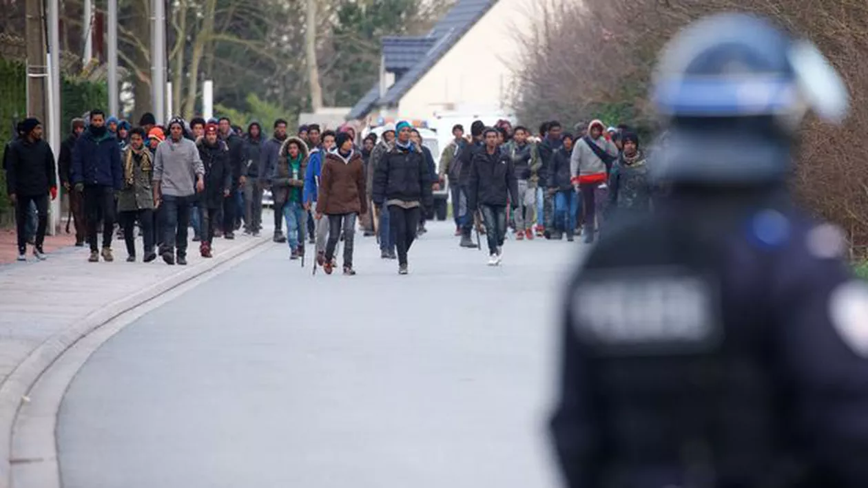 Afganii și africanii! CAFTEALĂ ca în filme între MIGRANȚI, în Pas-de-Calais