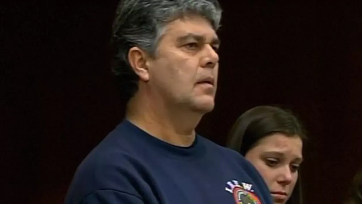 Un tată a sărit să-l bată la tribunal pe Larry Nassar. Fostul medic i-a abuzat cele trei fete (VIDEO)
