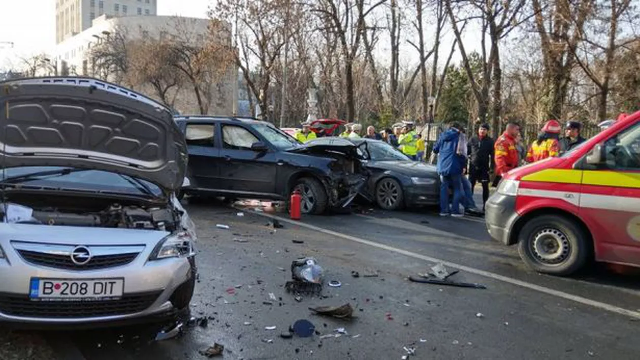 Grav accident de circulaţie în centrul Bucureştiului provocat de un şofer băut: Acesta a lovit patru maşini. Care este starea victimelor (FOTO)