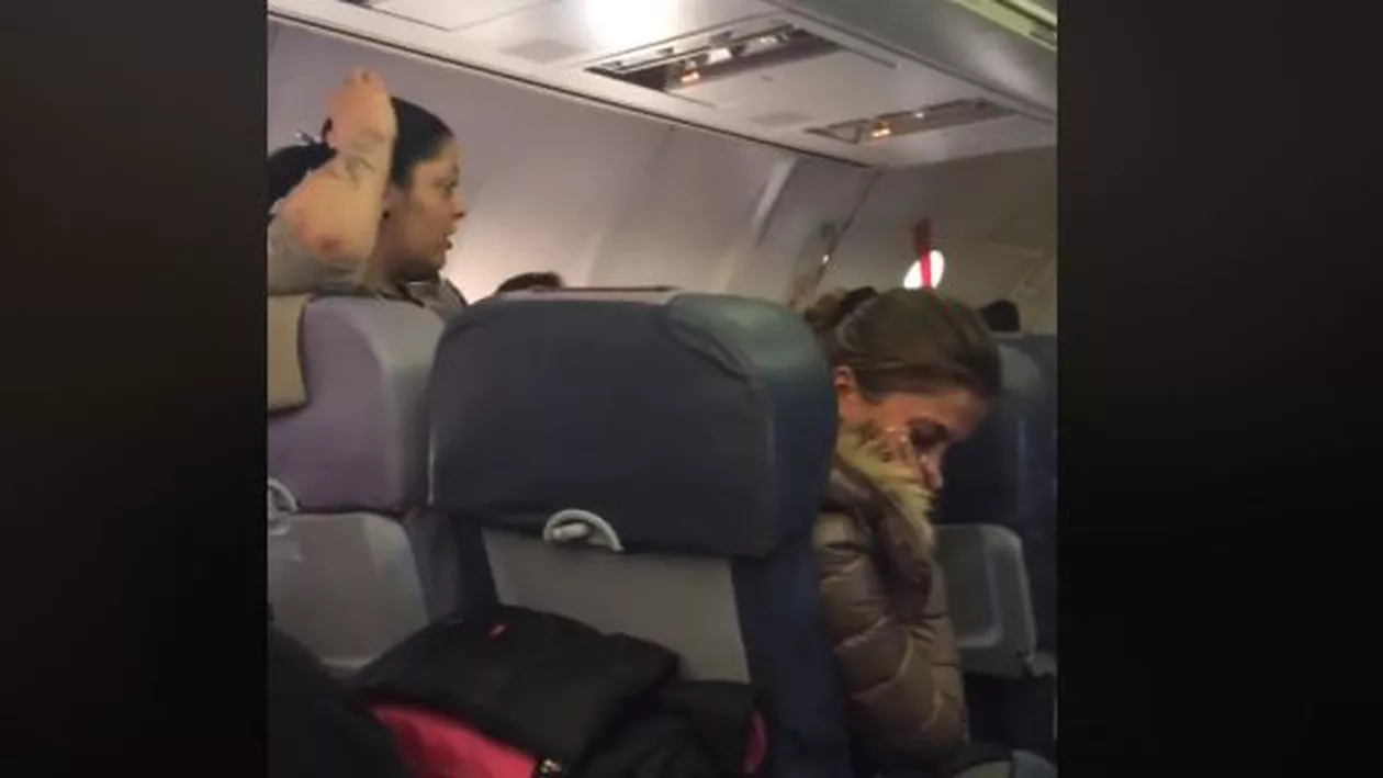 Scandal în AVION: O femeie jignește stewardesa ca la ușa cortului (VIDEO)