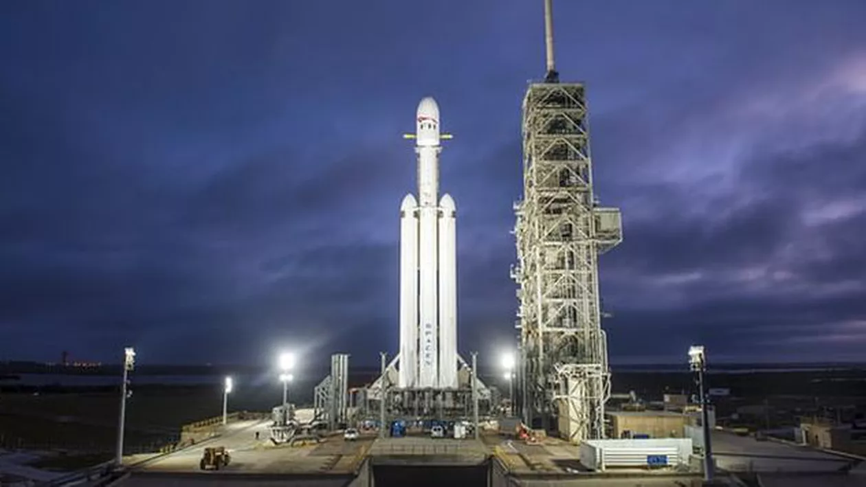 Cea mai PUTERNICĂ rachetă din lume pleacă spre Marte! Ce trimite Elon Musk pe Planeta Roşie (VIDEO)