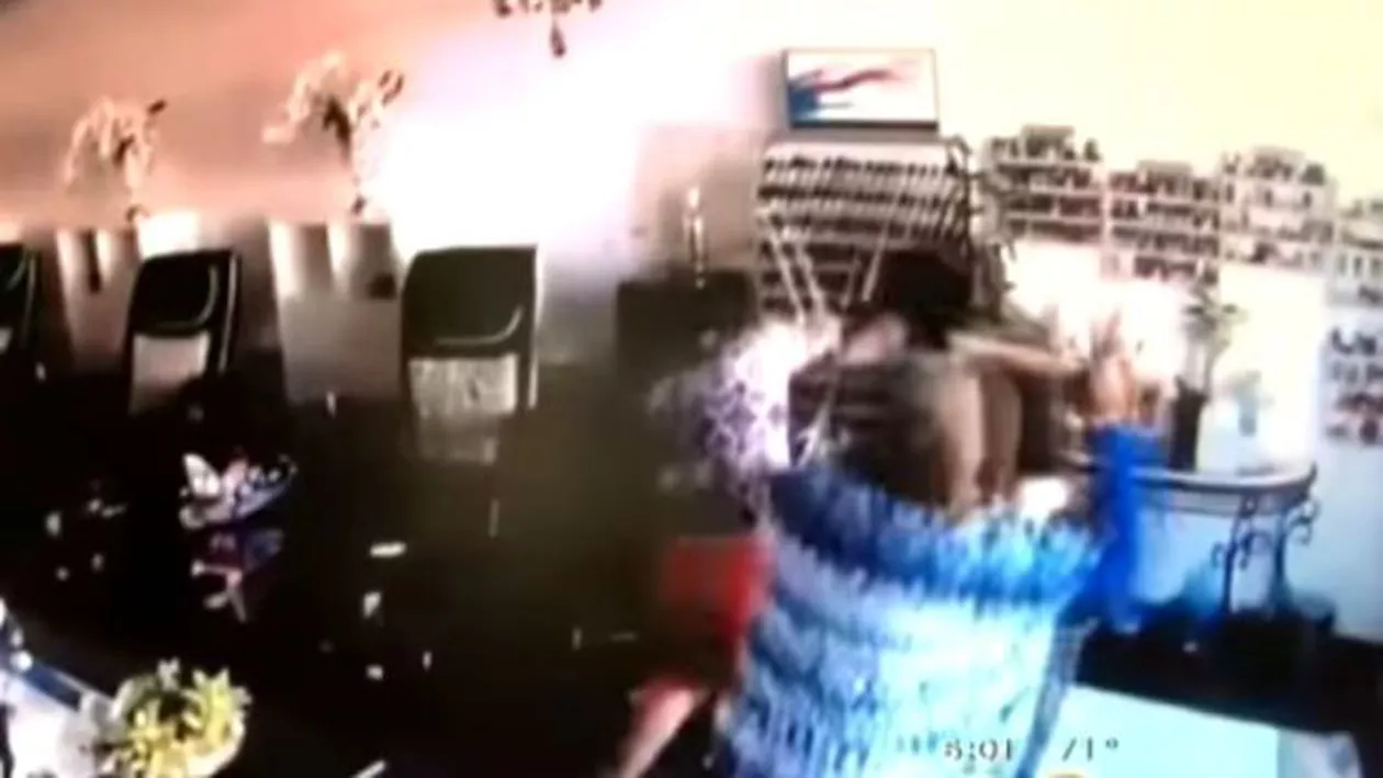 Un bărbat care a încercat să JEFUIASCĂ un COAFOR, bătut ZDRAVĂN de două FEMEI (VIDEO)