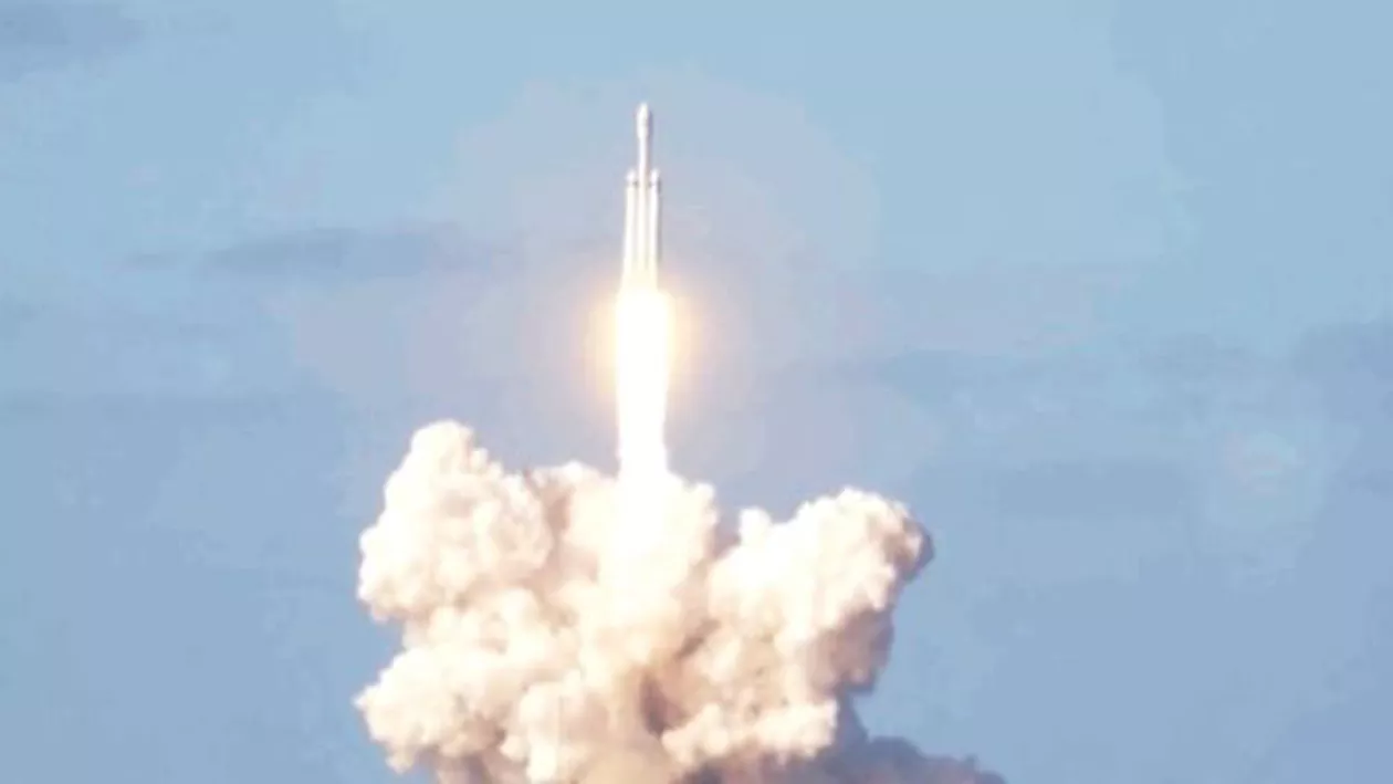 Lansare ISTORICĂ: SpaceX a trimis în spațiu cea mai puternică rachetă din lume (VIDEO)