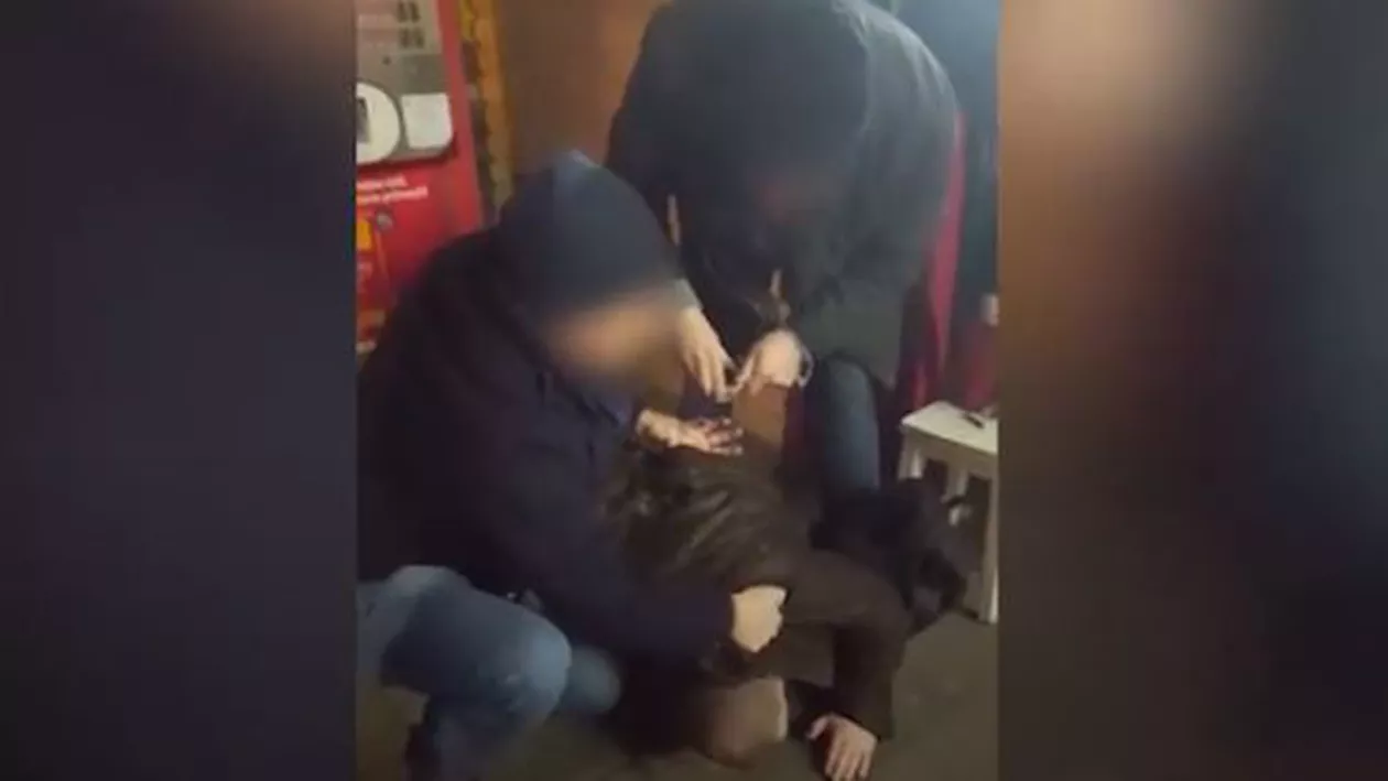 Flagrant SPECTACULOS în mall! Un hoț a fost prins în timp ce fura haine (VIDEO)