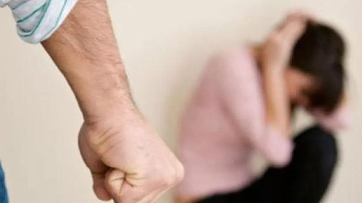 Elev SNOPIT ÎN BĂTAIE de tatăl unui coleg: A ajuns în STARE GRAVĂ la spital