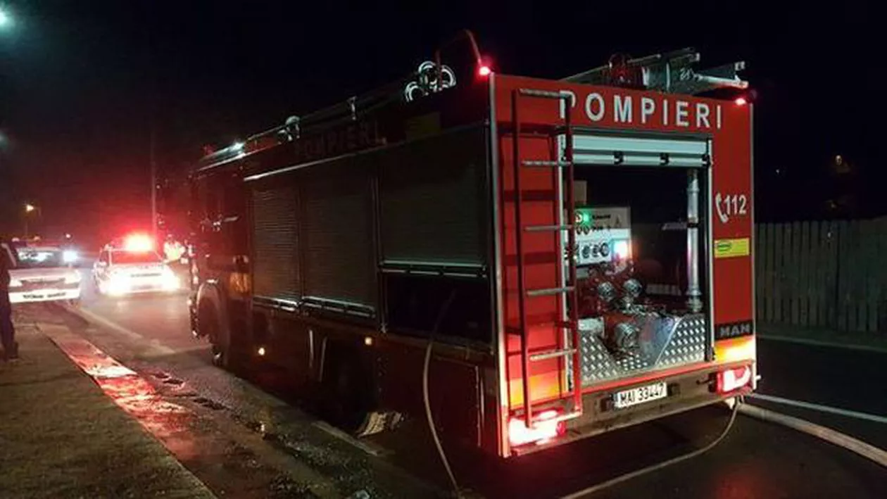 Târgu Neamţ: INCENDIU într-un bloc de garsoniere! 200 de persoane EVACUATE (FOTO)
