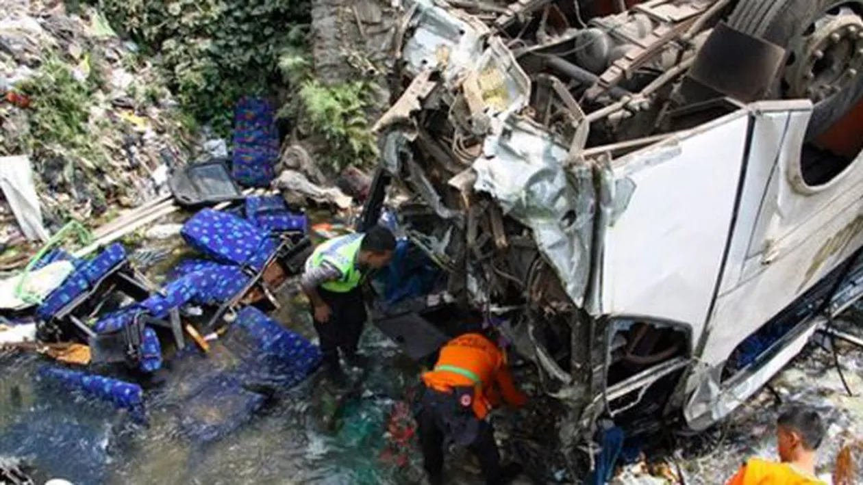 Cel puţin 27 de morţi şi 18 răniţi într-un ACCIDENT de autocar în Indonezia (FOTO)