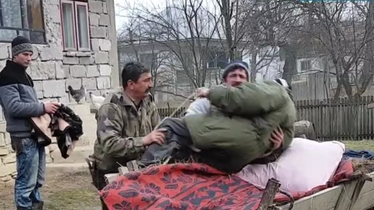 TRANSPORTAT CU CĂRUŢA LA SPITAL! Imagini DRAMATICE în România EUROPEANĂ (VIDEO)