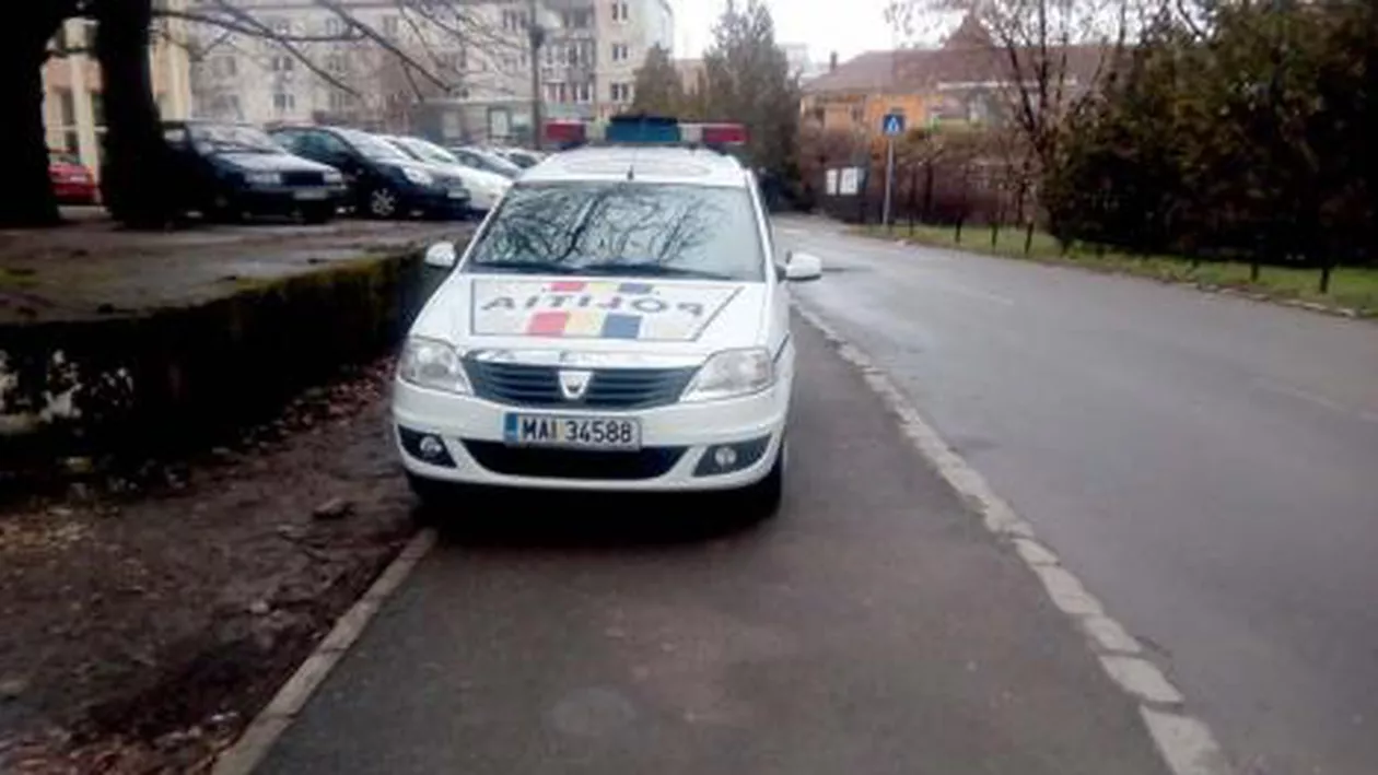 Alo, poliţia? Poliţiştii rutieri SE FAC DE RÂS pe Facebook cu felul în care parchează (FOTO)