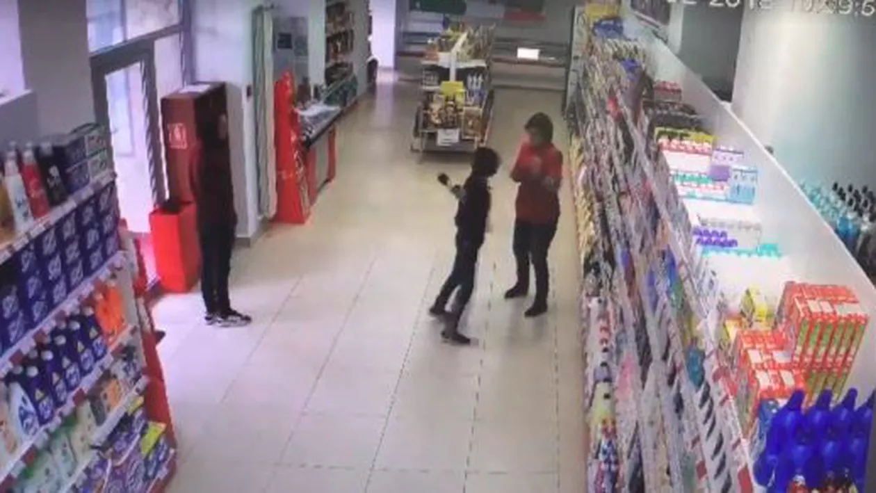 O vânzătoare din Craiova, ameninţată cu sticla de un tânăr. Scene şocante (FOTO, VIDEO)