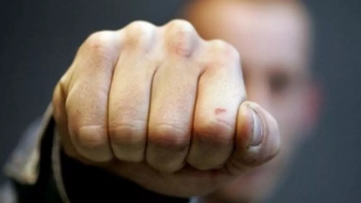 IMAGINI REVOLTĂTOARE: Bărbat, bătut crunt de un polițist, într-o secție (VIDEO)