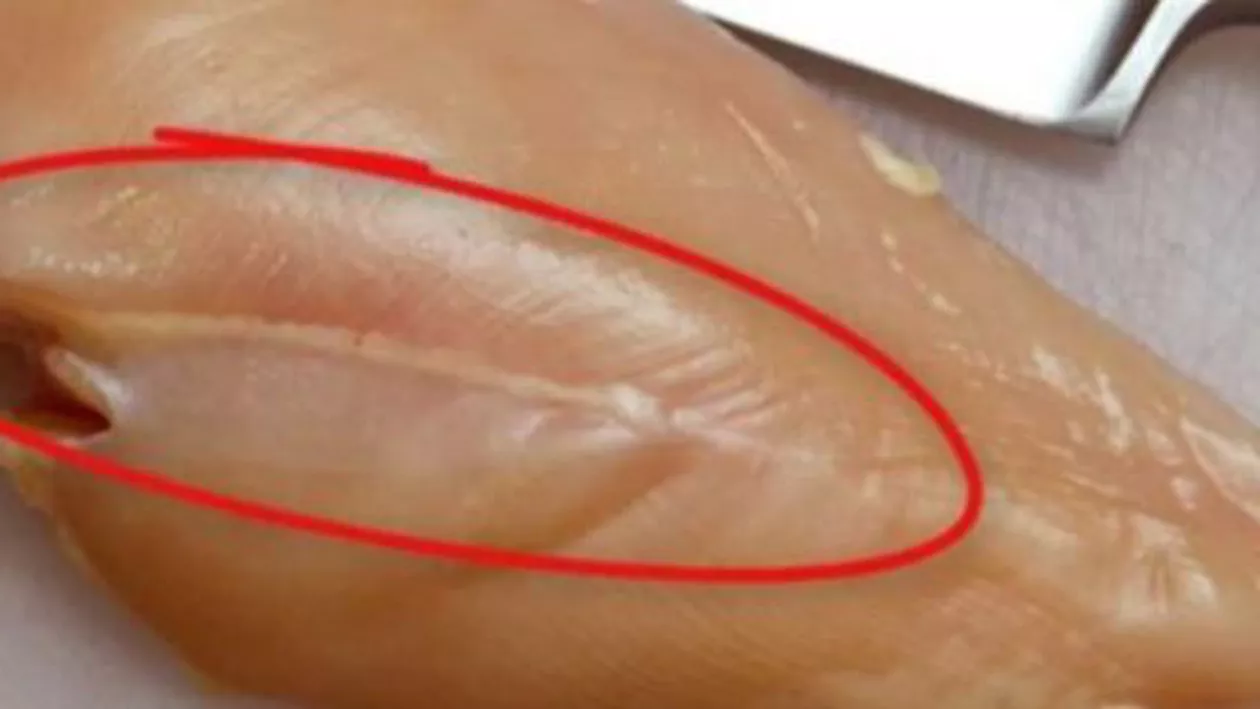 LINIILE ALBE de pe carnea de pui, UN INDICIU că îți pui SĂNĂTATEA ÎN PERICOL! Află detalii pe care, cu siguranță, NU le știai până acum