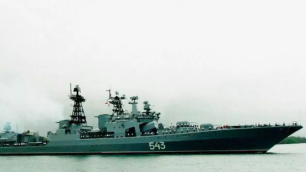 Un incendiu a izbucnit la bordul unui distrugător rus ancorat în portul Vladivostok