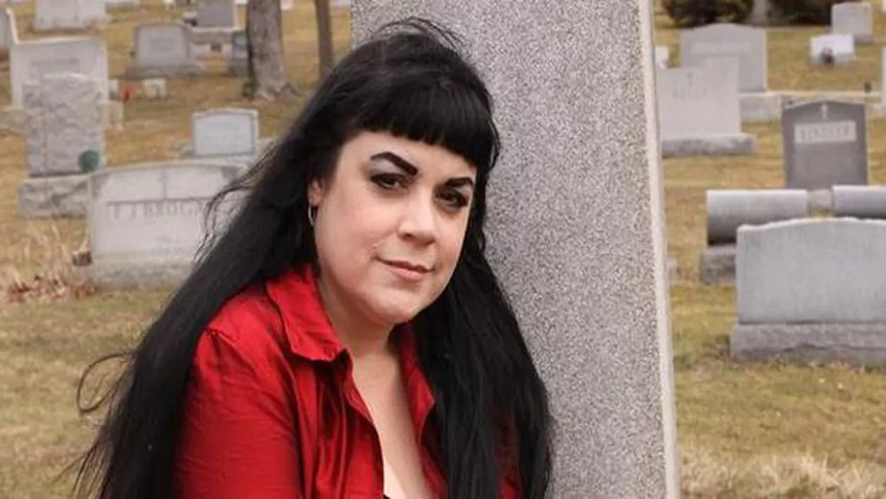 „Regina vampirilor” BEA în fiecare lună doi litri de SÂNGE (FOTO)