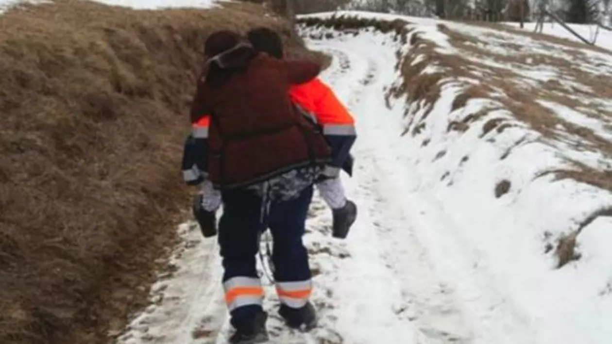 CAZ SCANDALOS în Alba: Un ambulanţier care a CĂRAT în spate o pacientă, SANCȚIONAT (VIDEO)