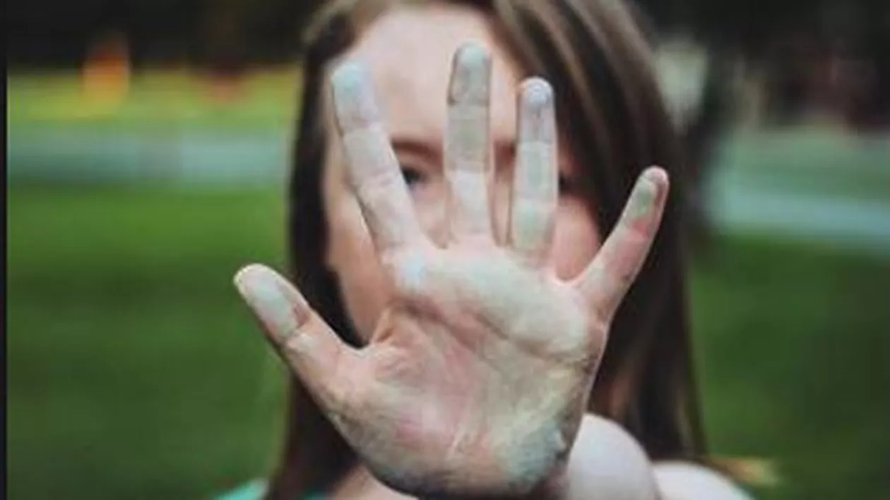 ALERTĂ! Un AGRESOR UMBLĂ LIBER pin oraș: Mămici TERORIZATE de un OBSEDAT SEXUAL (VIDEO)