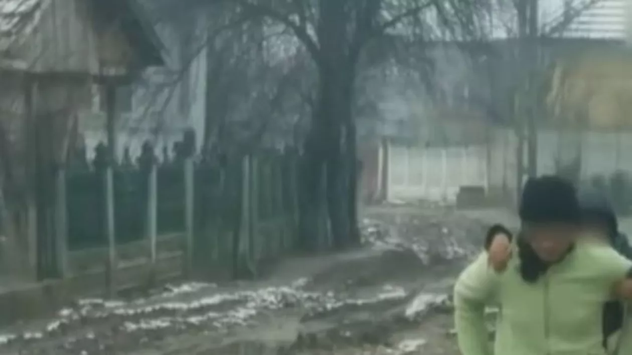 Ca în lumea a treia: Copii CĂRAȚI ÎN SPATE din cauza NOROIULUI (VIDEO)