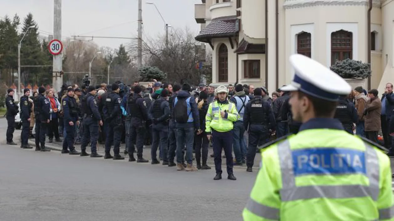 Miting cu portocale la Palatul Cotroceni. Liviu Pleșoianu denunță ”rictusul” lui Iohannis: ”Președintele e șantajabil” (VIDEO)