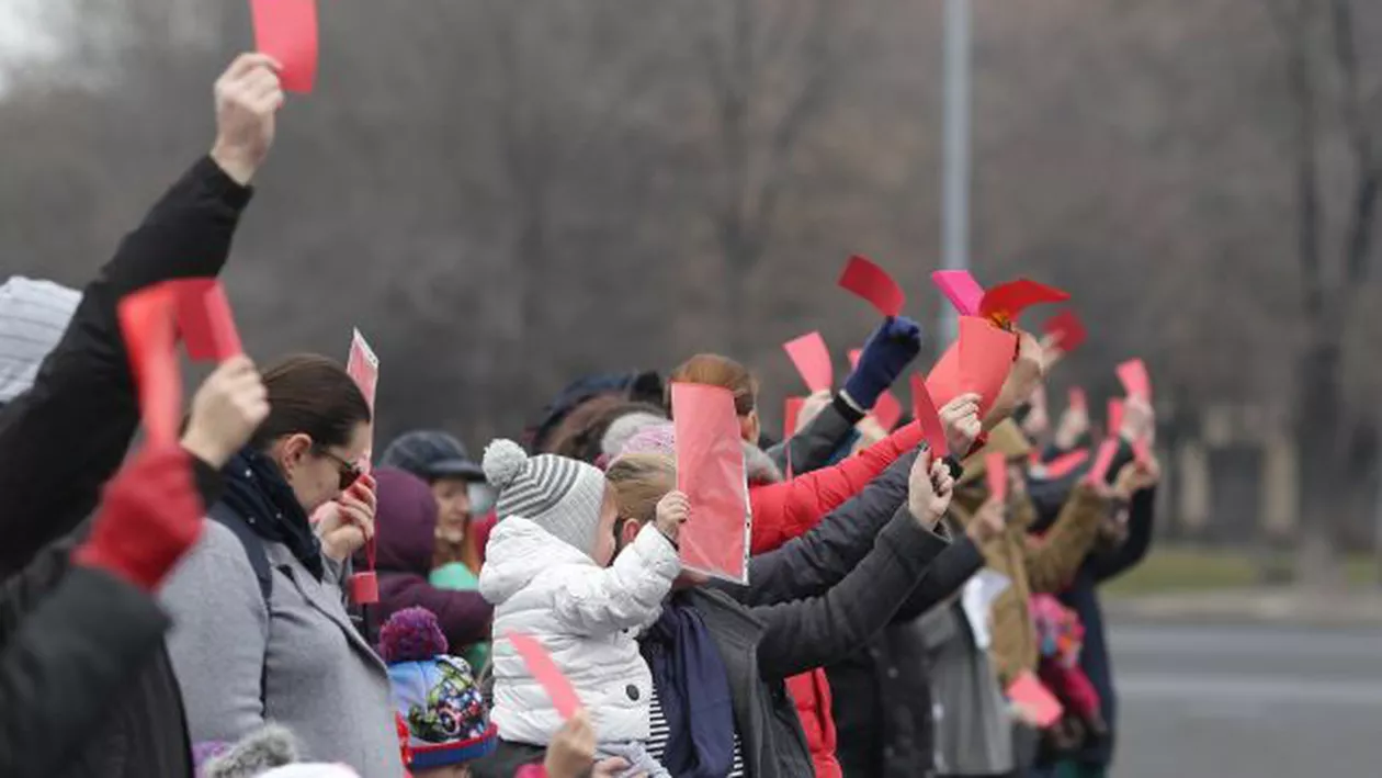 Victimele ”Revoluției fiscale”, protest în Piața Victoriei: Mămicile au arătat CARTONAȘUL ROȘU Guvernului (FOTO, VIDEO)