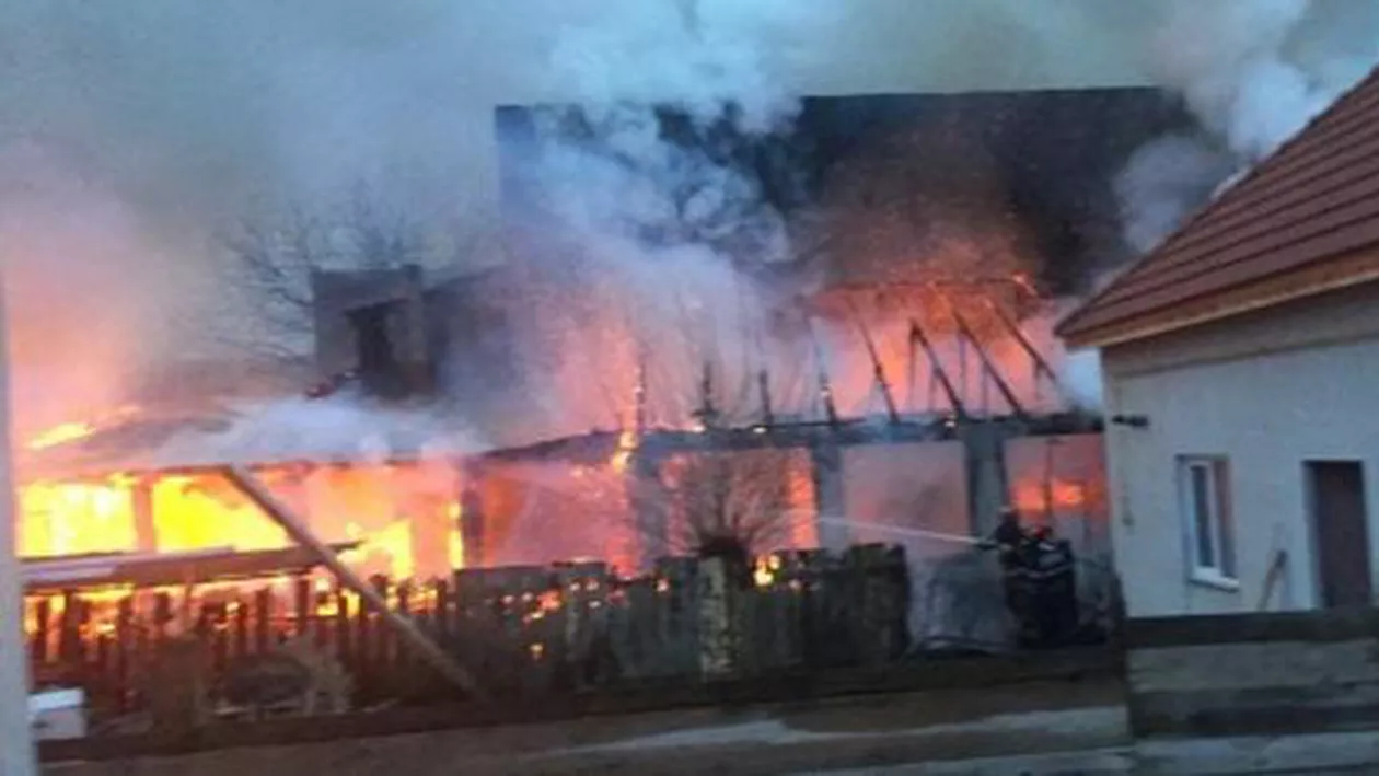 INCENDIU PUTERNIC în Pecica. Un bar a ARS din temelii (VIDEO)